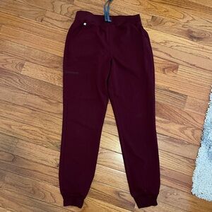 Figs women’s scrubs burgundy maroon pants medium tall joggers